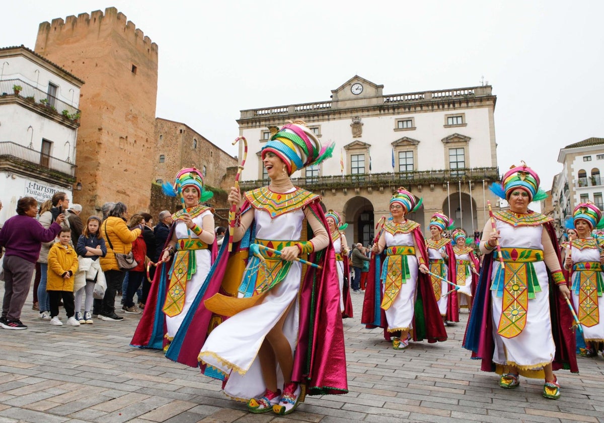 Imagen del desfile matutino a su llegada a la Plaza Mayor de Cáceres, que el año pasado se celebró el Martes de Carnaval al ser festivo.