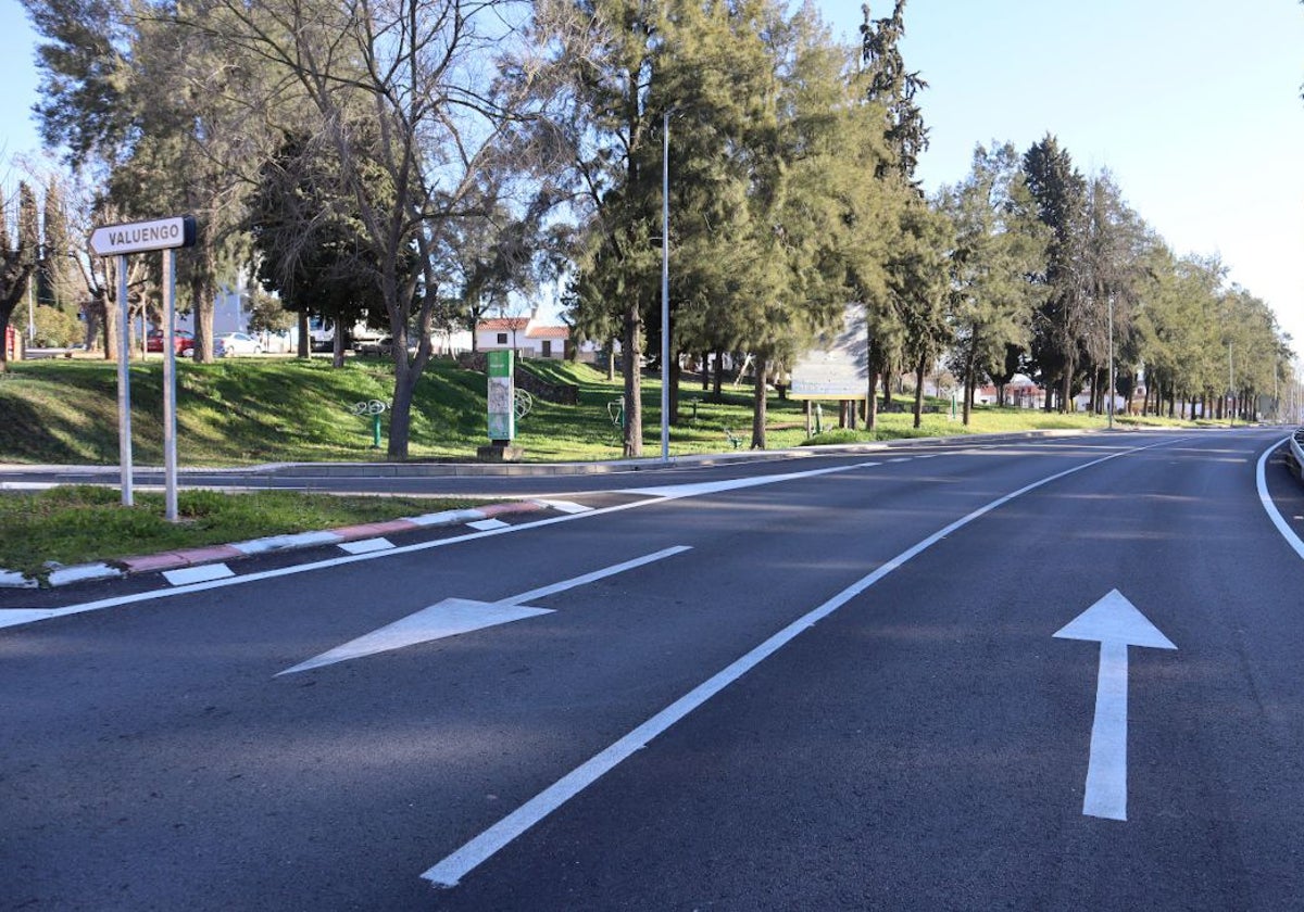 Imagen de la mejora de la carretera a su paso por la pedanía de Valuengo.