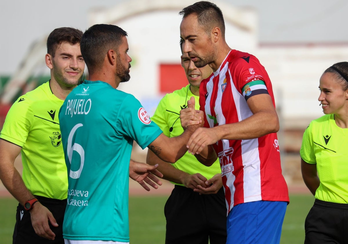 Pajuelo y Lolo Pavón, en el derbi de la primera vuelta en el Vicente Sanz.