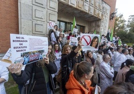 Manifestantes en la protesta de este lunes en Cáceres contra el borrador del Estatuto Marco que propone el Ministerio de Sanidad.