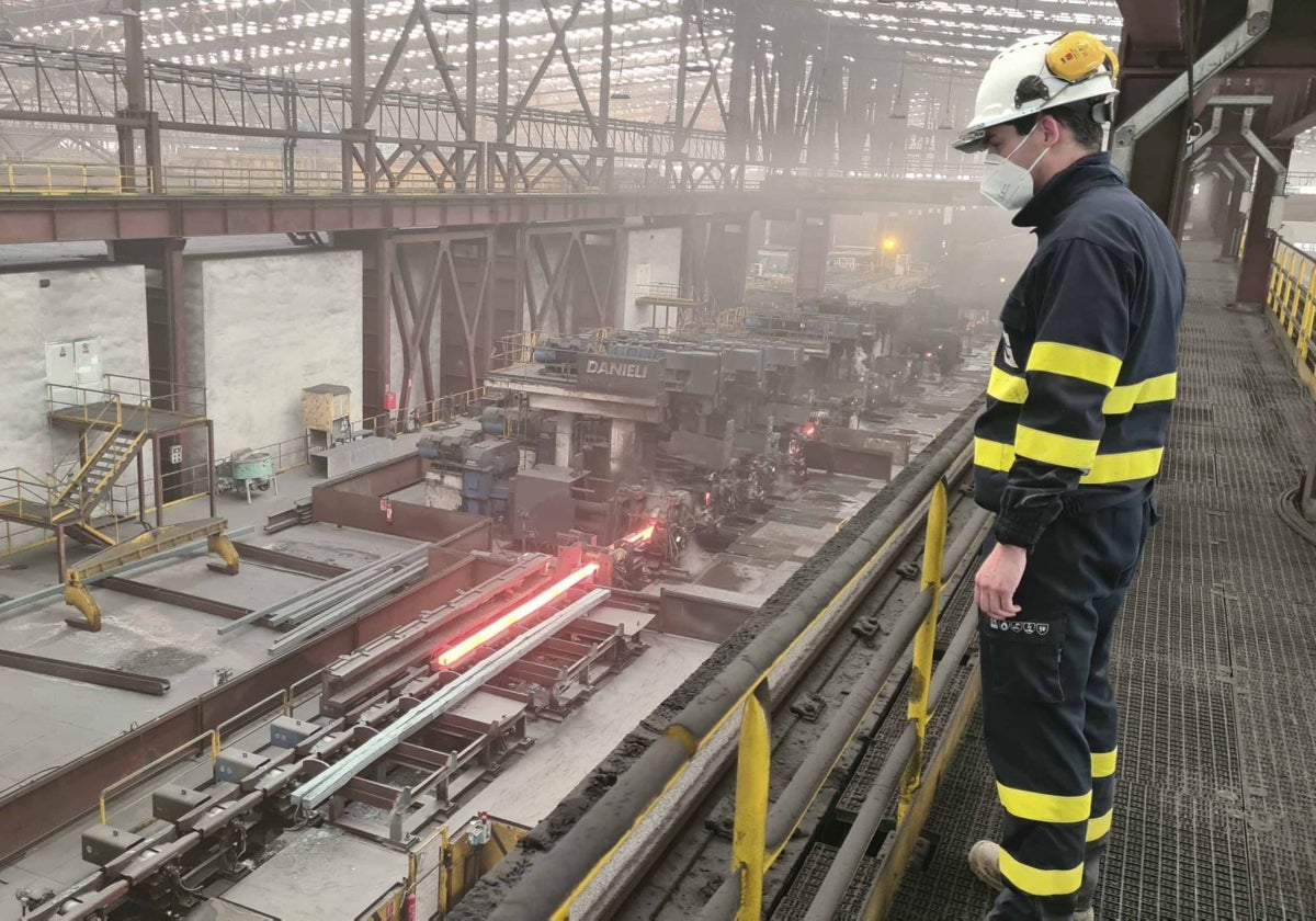 Un trabajador en Siderúrgica Balboa, en Jerez de los Caballeros.