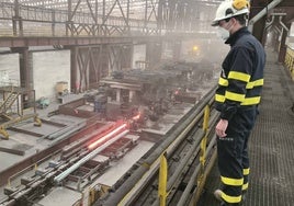 Un trabajador en Siderúrgica Balboa, en Jerez de los Caballeros.