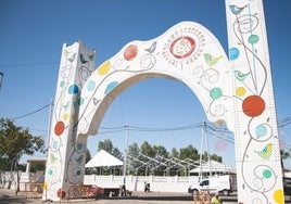 Portada de la Feria de Mérida en el recinto que se monta todos los años junto a la Isla.