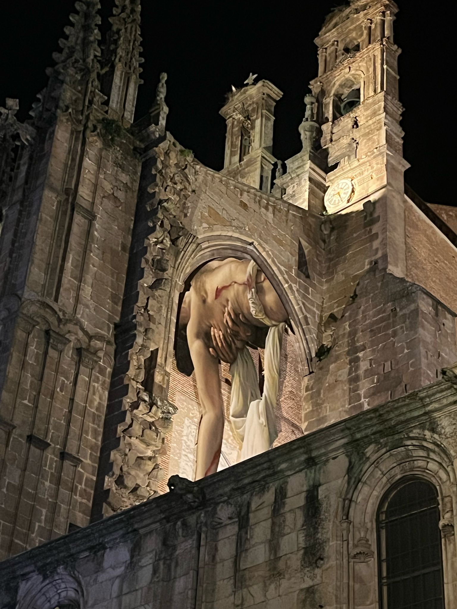 Así se montó el mural del Cristo de once metros en Plasencia