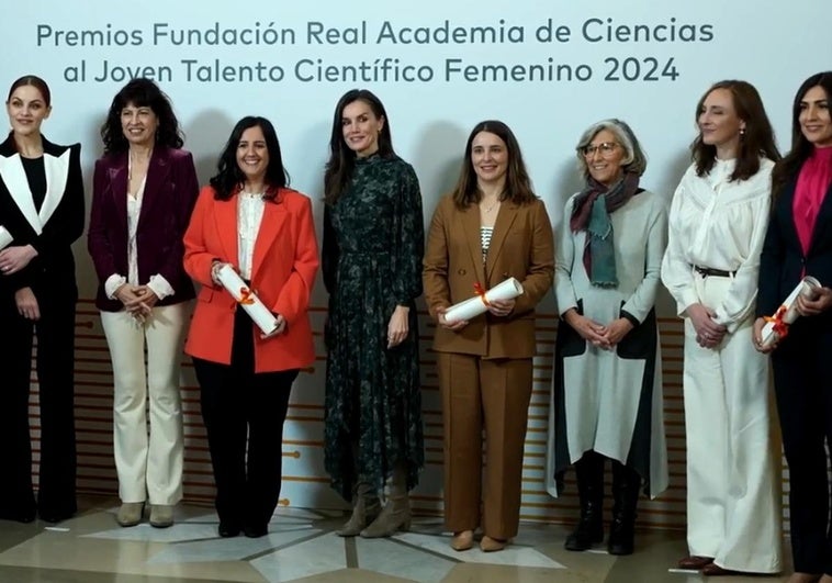 María Escudero, de rojo, junto a la Reina Letizia.