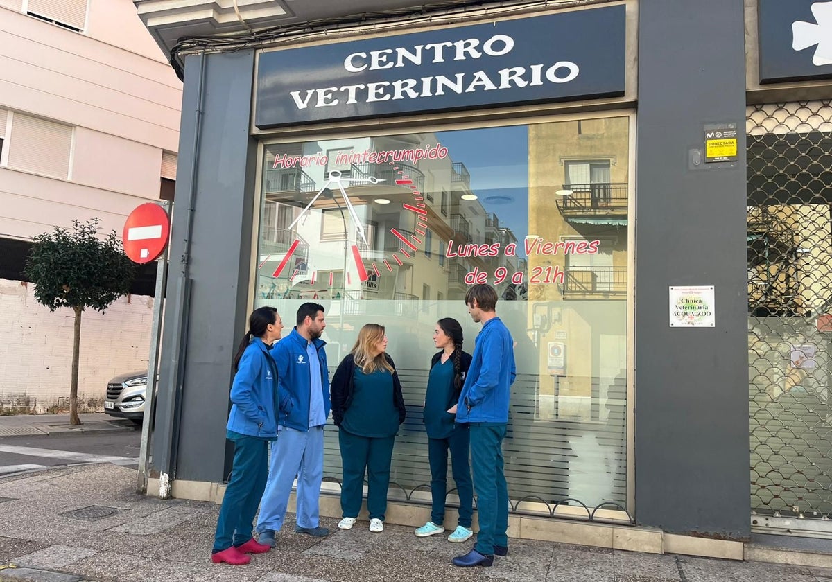 Protesta a la puerta de la clínica veterinaria Acquazoo, con sedes en Don Benito y Villanueva de la Serena.