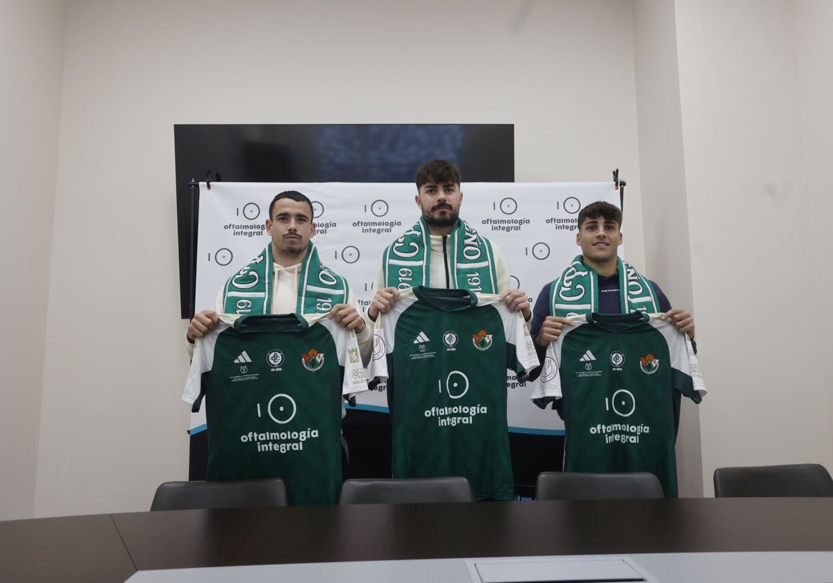 Álex Rodríguez, Pau Palacín e Isaac Boudaoud, en la presentación como jugadores del Cacereño.