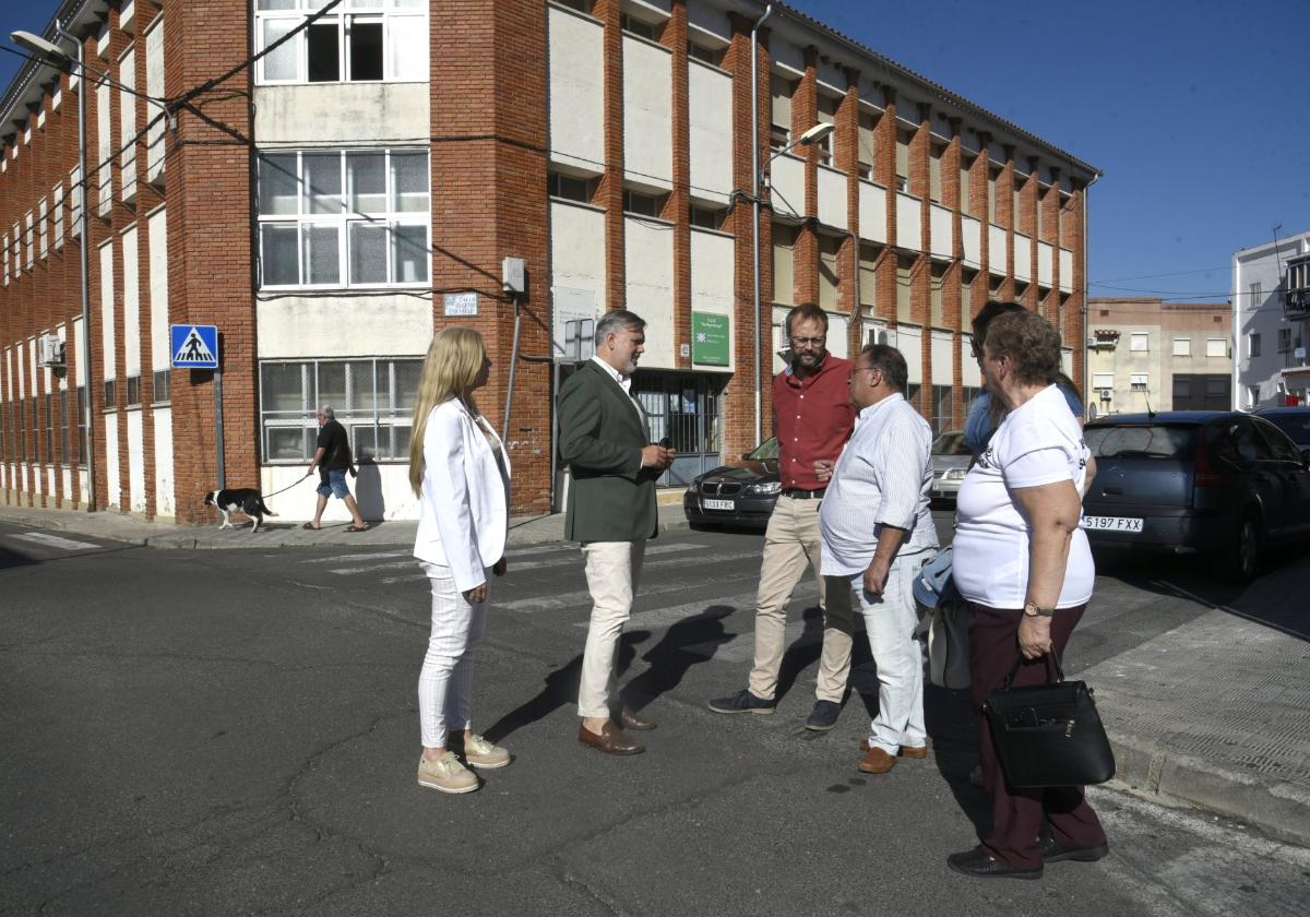 Pizarro y su equipo, en una reciente visita al viejo colegio del barrio.