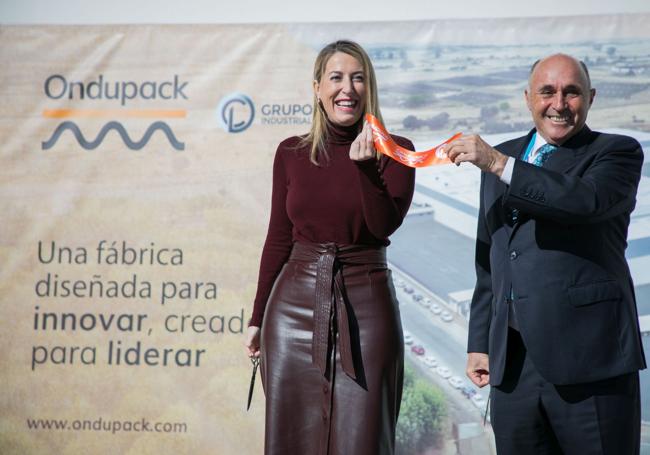 María Guardiola, presidenta de la Junta, junto a Ricardo Leal, presidente y fundador de CL Grupo Industrial.