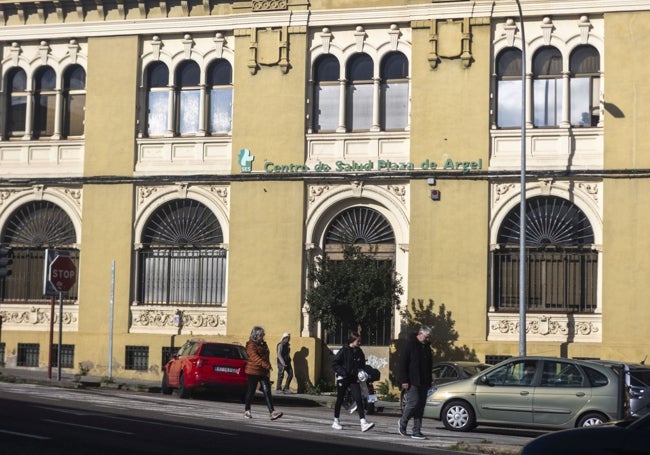 Fachada del edificio original del centro de salud Plaza de Argel, que será sometido a una reforma integral.