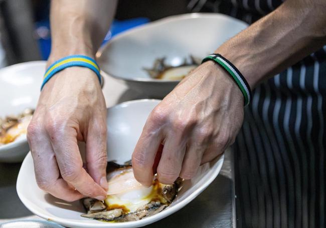 Este chef nacido en Plasencia lleva muchos años en Asturias, por lo que elabora cocina «asturmeña».