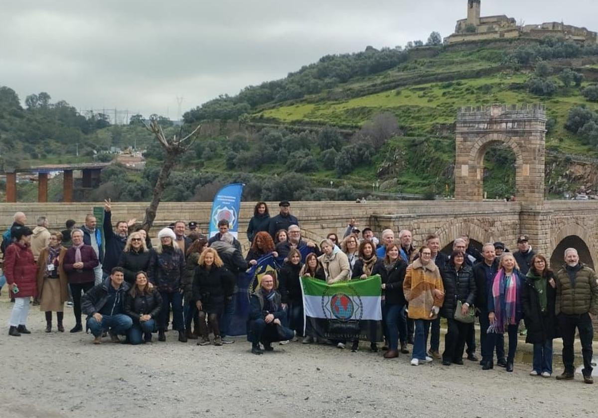 Los agentes y sus familias visitaron monumentos como el puente romano de Alcántara.