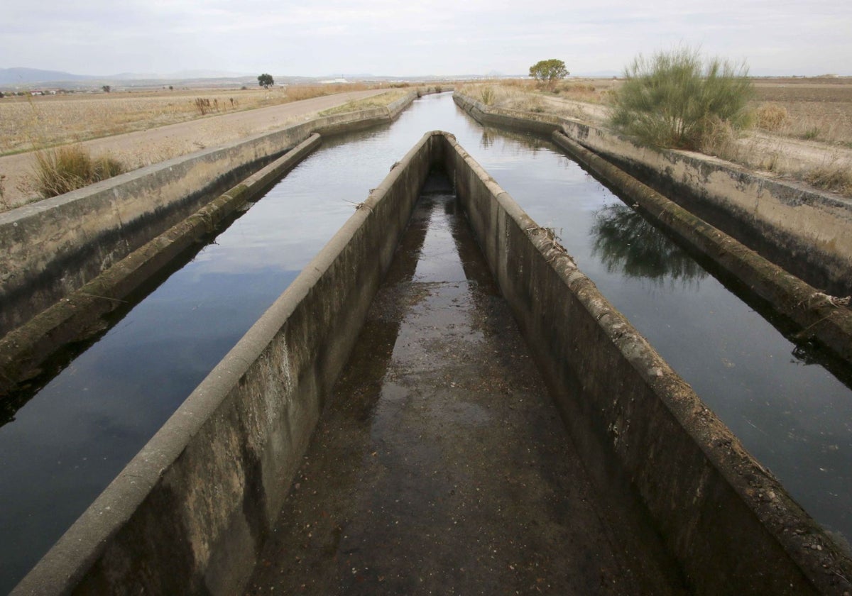 Acequia del canal de Orellana, que abastece a la comunidad de regantes con mayor número de agricultores de Extremadura.