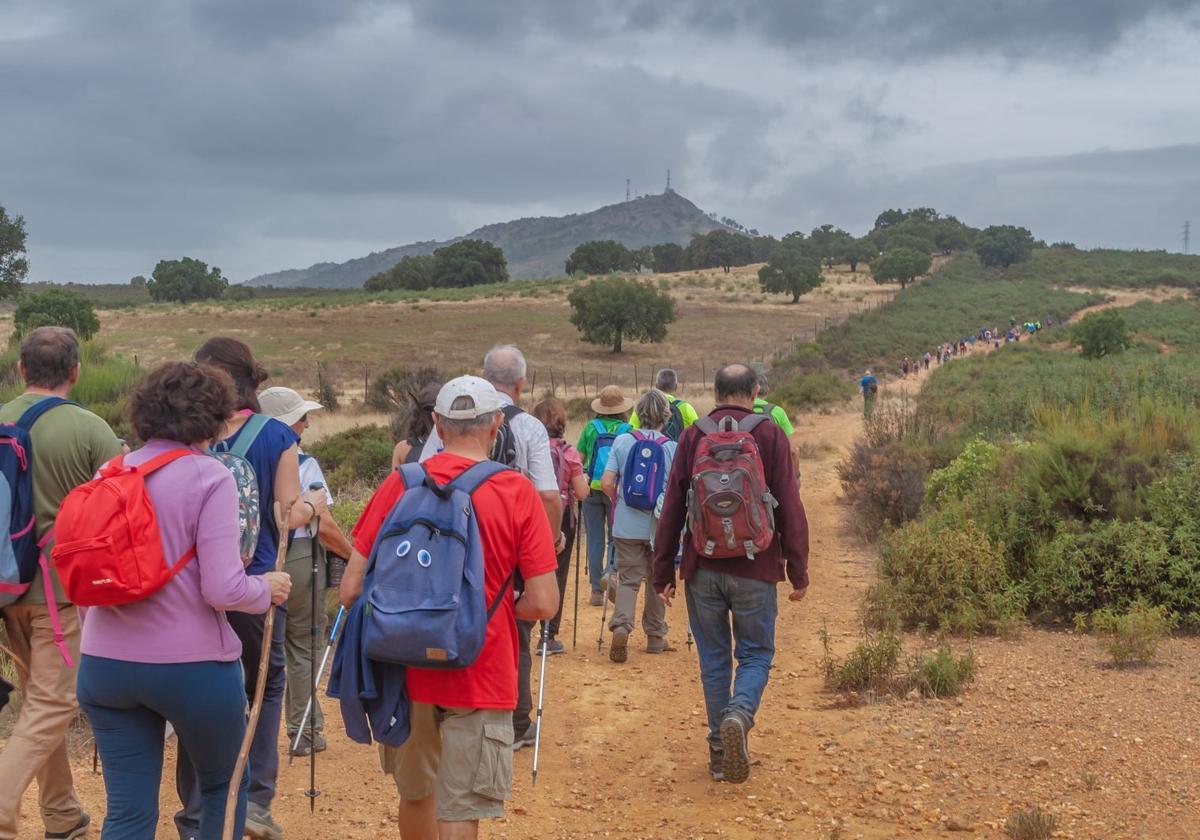 Grupo de senderistas en una ruta por Extremadura.