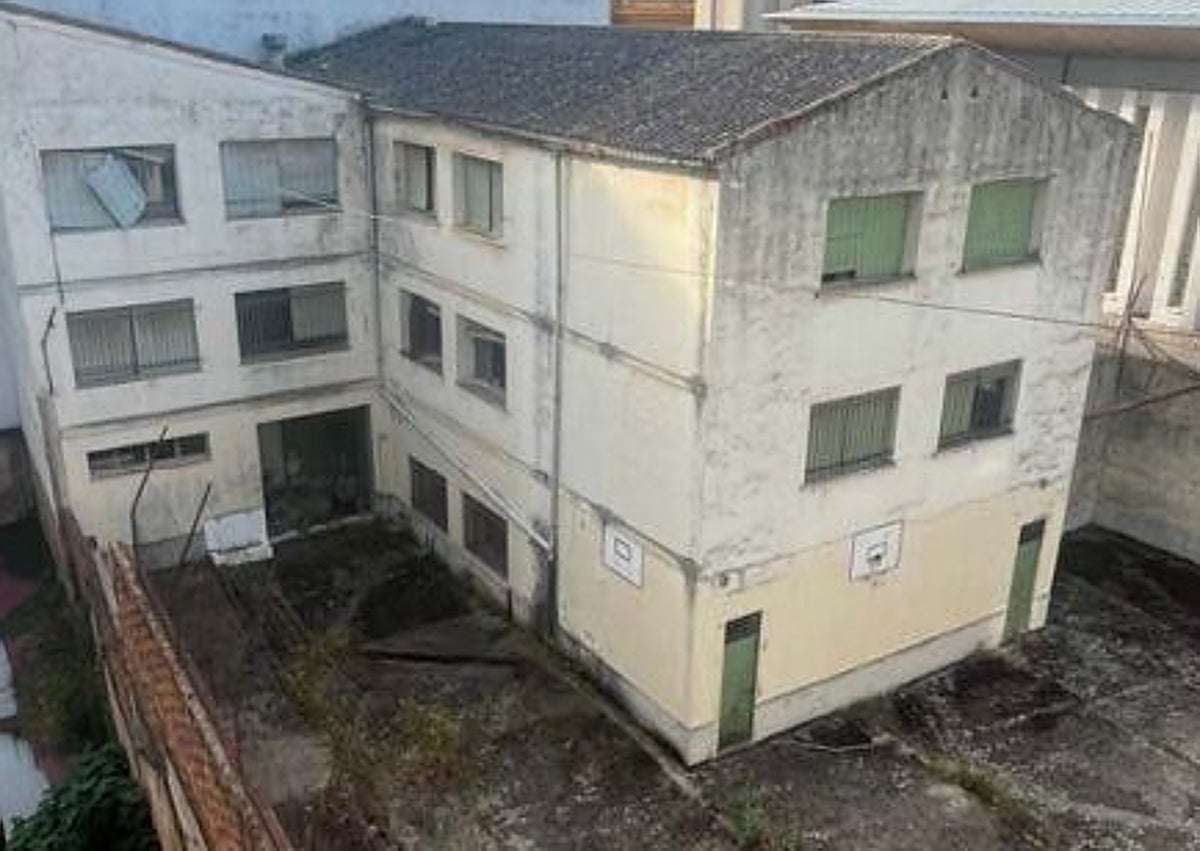 Imagen secundaria 1 - Aspecto del área de intervención, en el acceso por García Plata de Osma, primera imagen. En una foto del estudio de detalle, edificaciones interiores, y la fachada por sanguino Michel, muy deteriorada pero sin daños estructurales, según los informes.