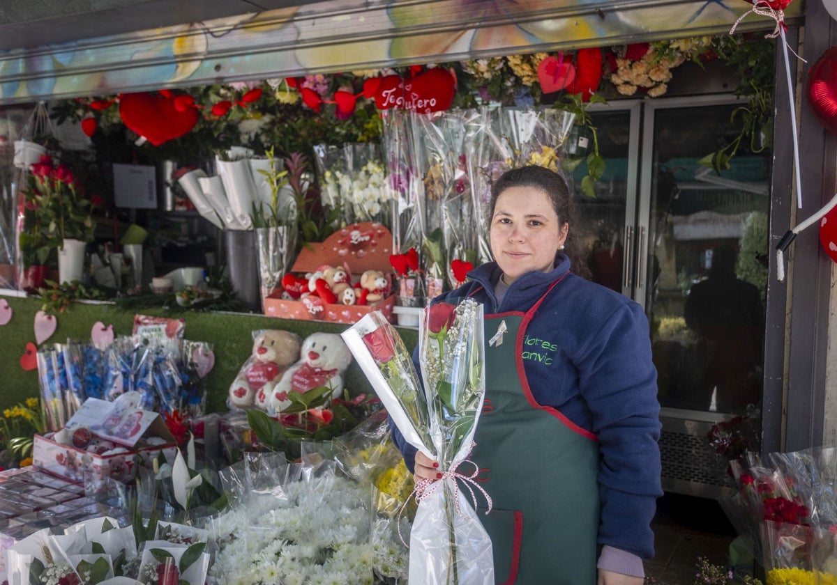 Verónica Pulido esta semana en una de las floristerías que hay en el Paseo de Cánovas de Cáceres.