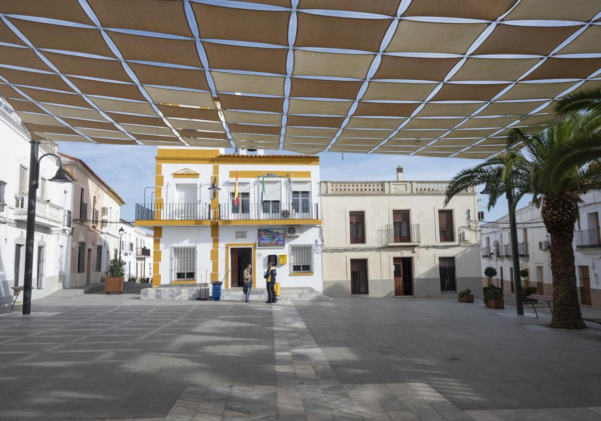 Plaza en el municipio pacense de Cheles.