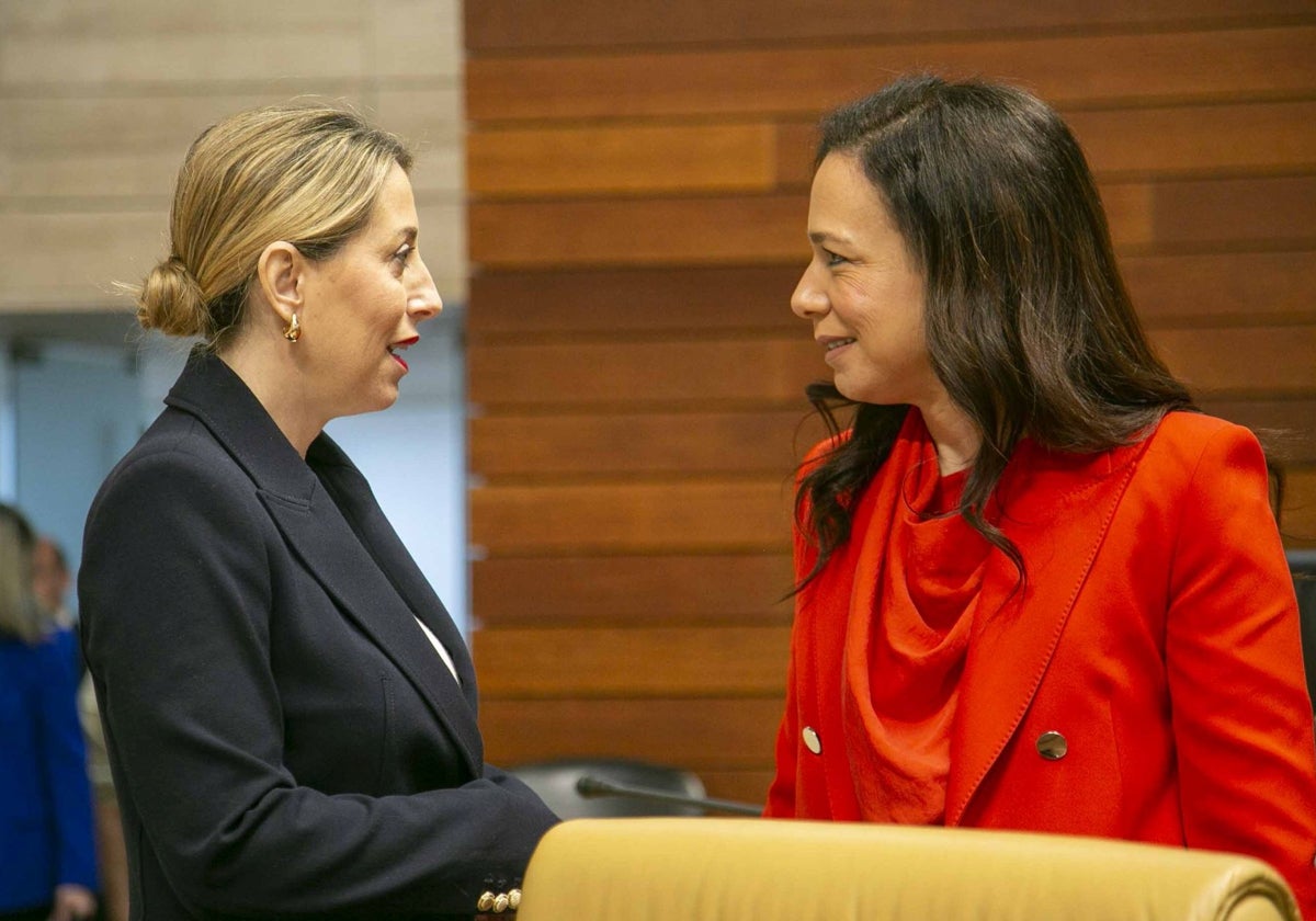 La presidenta de la Junta, María Guardiola, y la consejera de Salud, Sara García Espada, durante el pleno en la Asamblea de Extremadura este jueves.