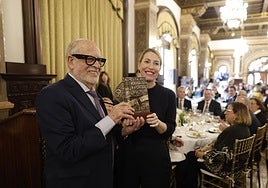 María Guardiola recibe el premio Giralda Encina de la Casa de Extremadura en Sevilla