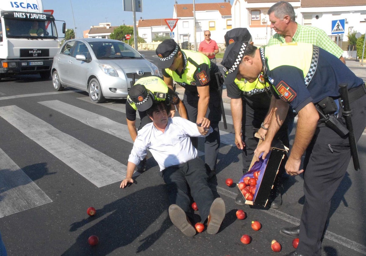 Ángel García Blanco (en el suelo), durante una protesta en Mérida en 2011, por la situación de la fruta.