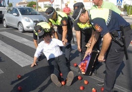 Ángel García Blanco (en el suelo), durante una protesta en Mérida en 2011, por la situación de la fruta.