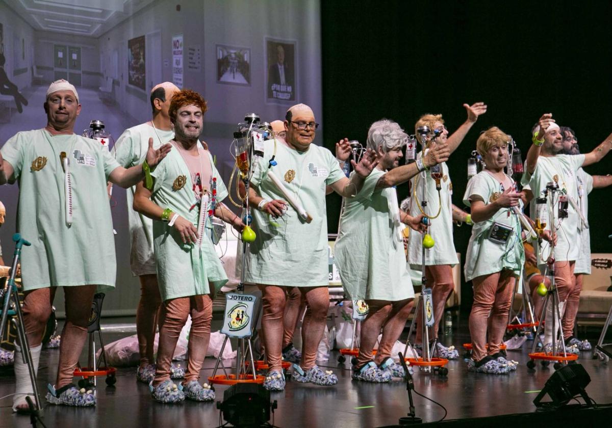 Tagorichi, la chirigota que abrió anoche los pases de la primera fase del Carnaval de Mérida.