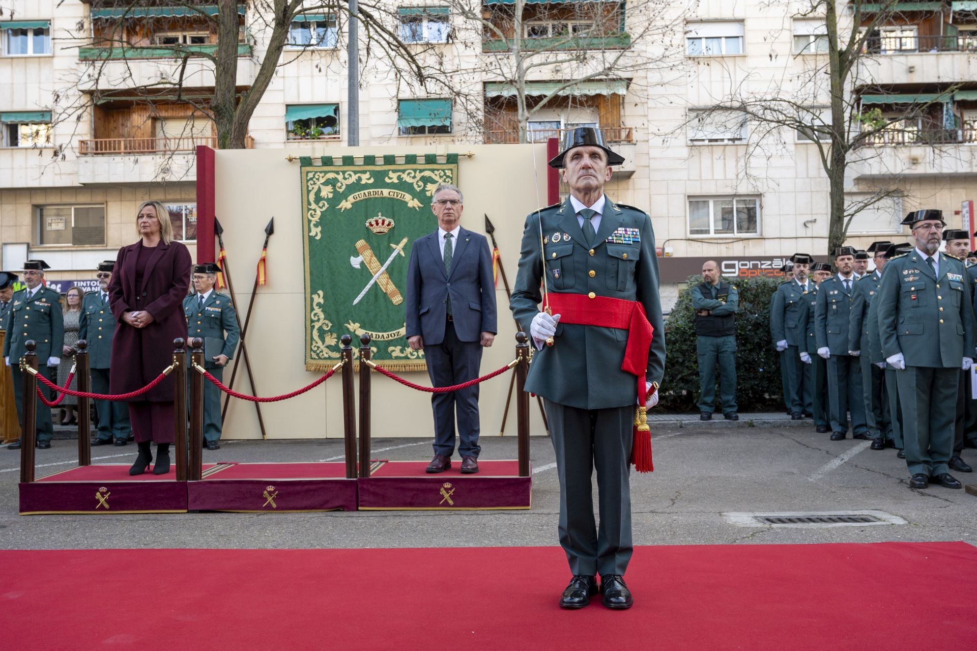 Santiago Marín ha estado acompañado por el teniente general que está al mando de las Fronteras y la Policía Marítima de la Guardia Civil, Manuel Navarrete; el delegado del Gobierno en Extremadura, José Luis Quintana; la presidenta de la Asamblea, Blanca Martín; el alcalde de Badajoz, Ignacio Gragera, y numerosas autoridades policiales, civiles y judiciales