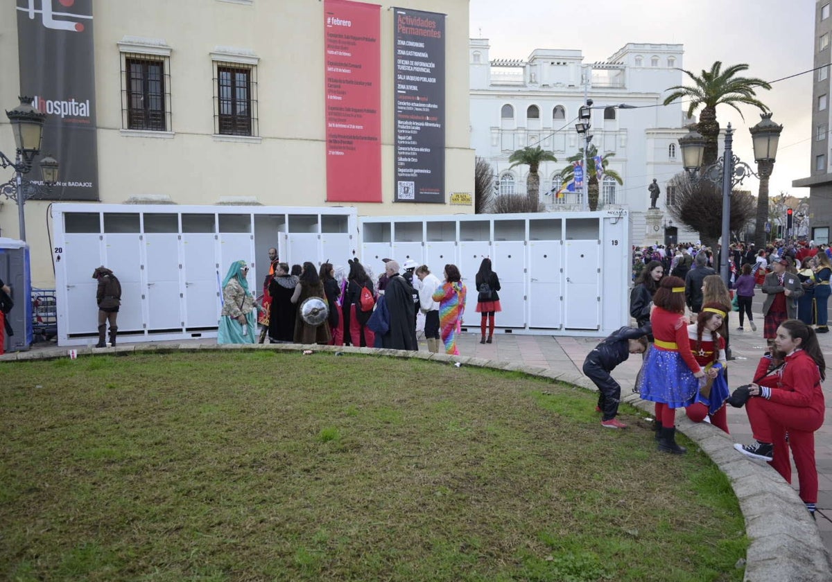 Aseos portátiles instalados en la plaza de San Atón en el Carnaval de Badajoz.