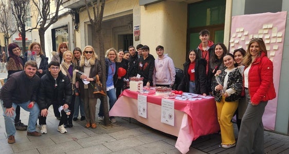 Los alumnos y profesores del instituto Maestro Cáceres celebran San Valentín en la calle Menacho.