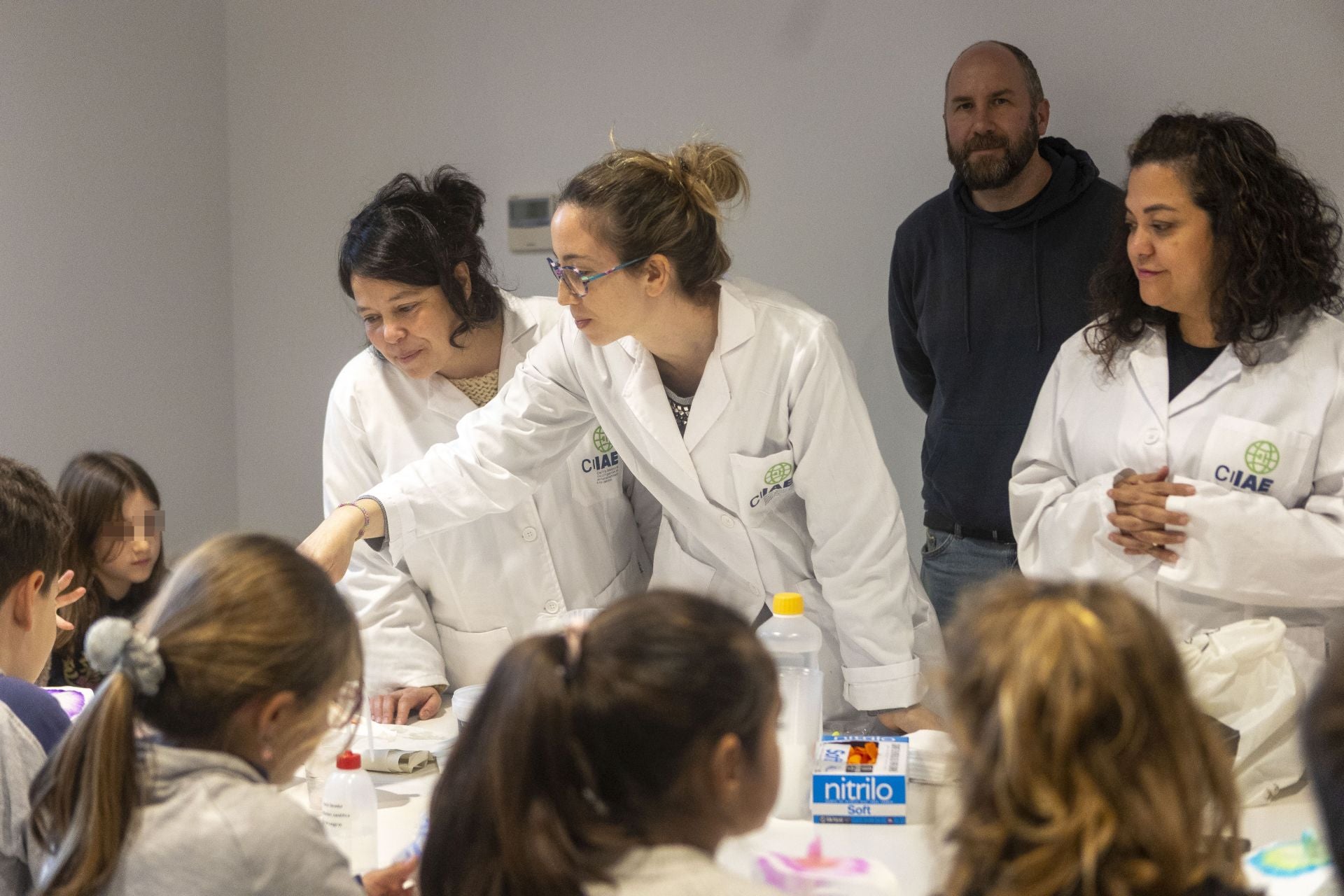 Celebración de actividades por el día de la niña en la ciencia en el Raimundo Medina.