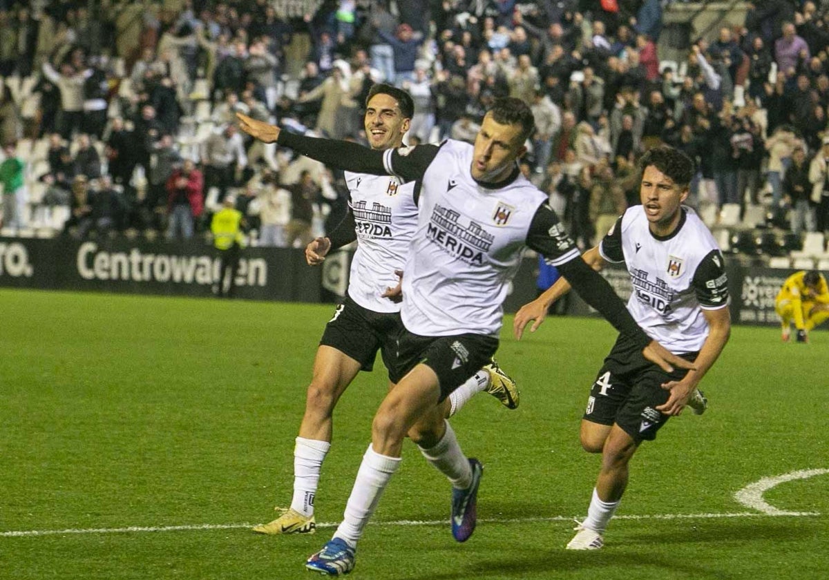 Eslava, con Busi y Carvalho de fondo, celebran el gol de la victoria de la última jornada.