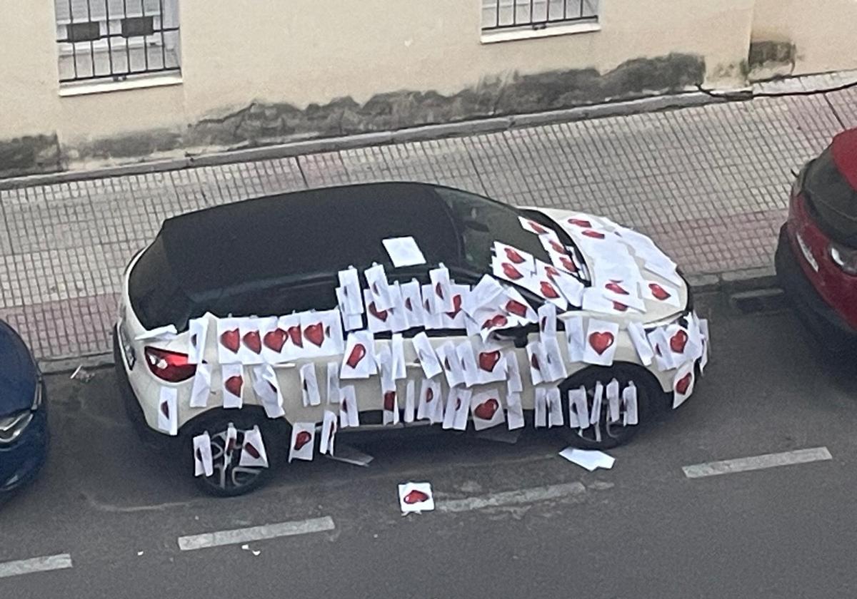 Coche forrado con papeles de corazones en la avenida Pardaleras de Badajoz.