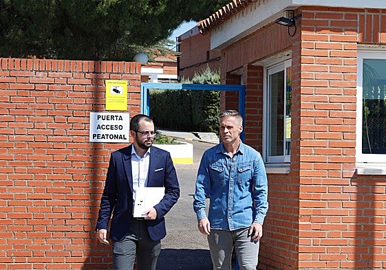 Constantin Gabriel Dumitru junto a su abogado Juan José Collado a su salida de permiso penitenciario el verano pasado.