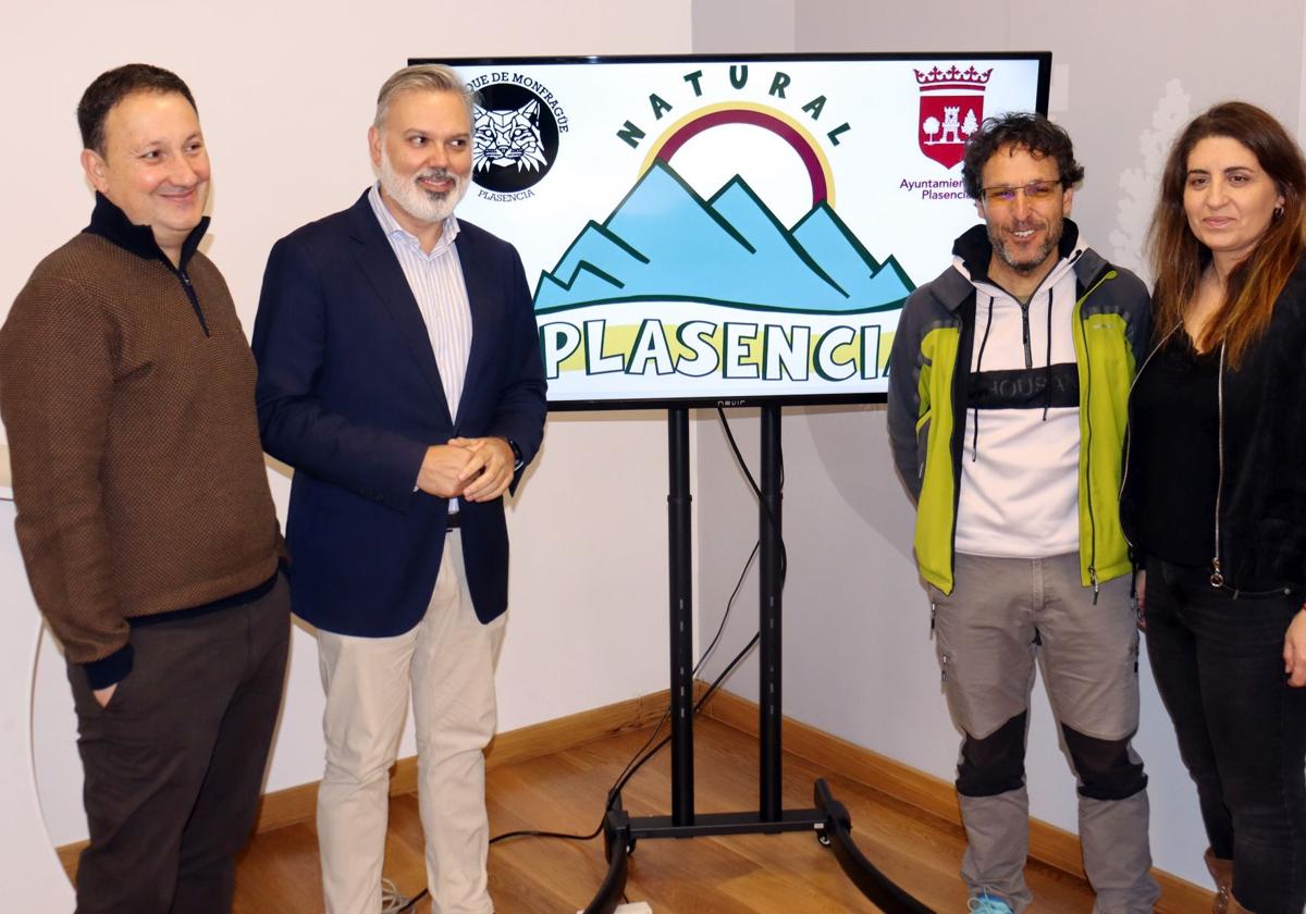 Fernando Pizarro y responsables del IES Parque de Monfragüe, en la presentación de Plasencia Natural.