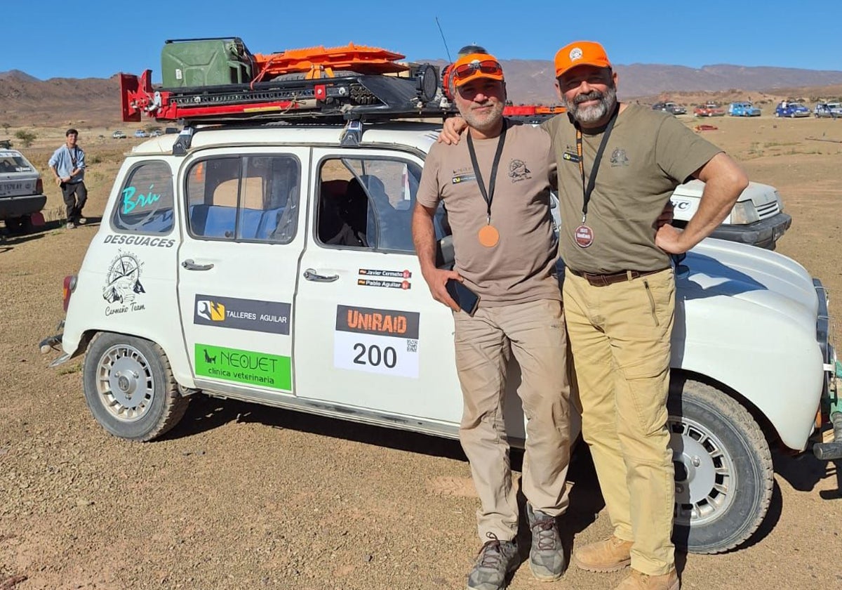 Los cuñados Pablo Aguilar y Javier Cermeño esta semana en mitad del desierto.