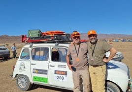 Los cuñados Pablo Aguilar y Javier Cermeño esta semana en mitad del desierto.