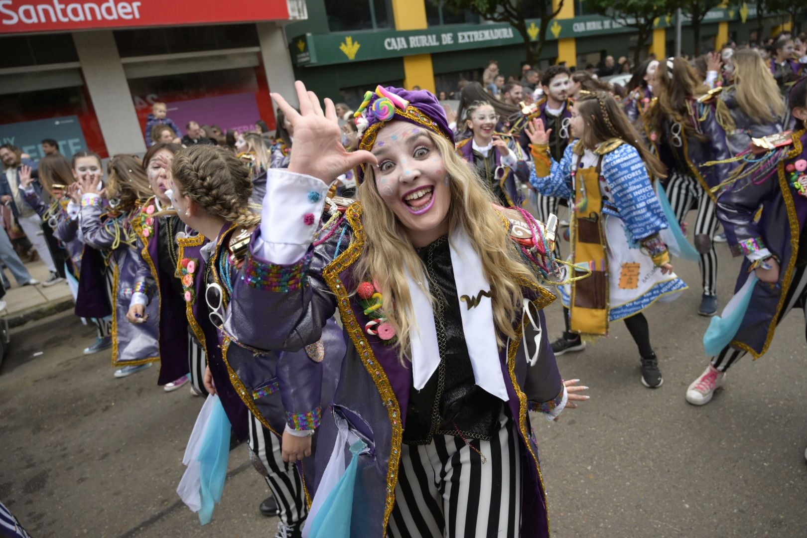 Así ha sido el desfile de comparsas con motivo de Las Candelas de Santa Marina