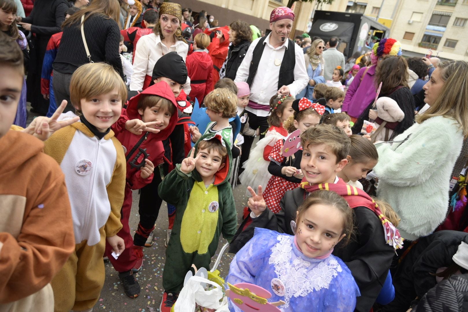 Así ha sido el desfile de comparsas con motivo de Las Candelas de Santa Marina