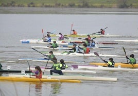 Regata de piragüismo en el Guadiana a su paso por Badajoz.