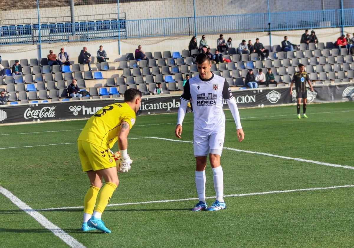 Javi Eslava presiona al portero Samu Casado en el Intercity-Mérida.