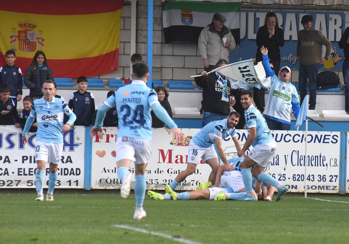 Los jugadores del Coria celebran un gol de Mercadal.