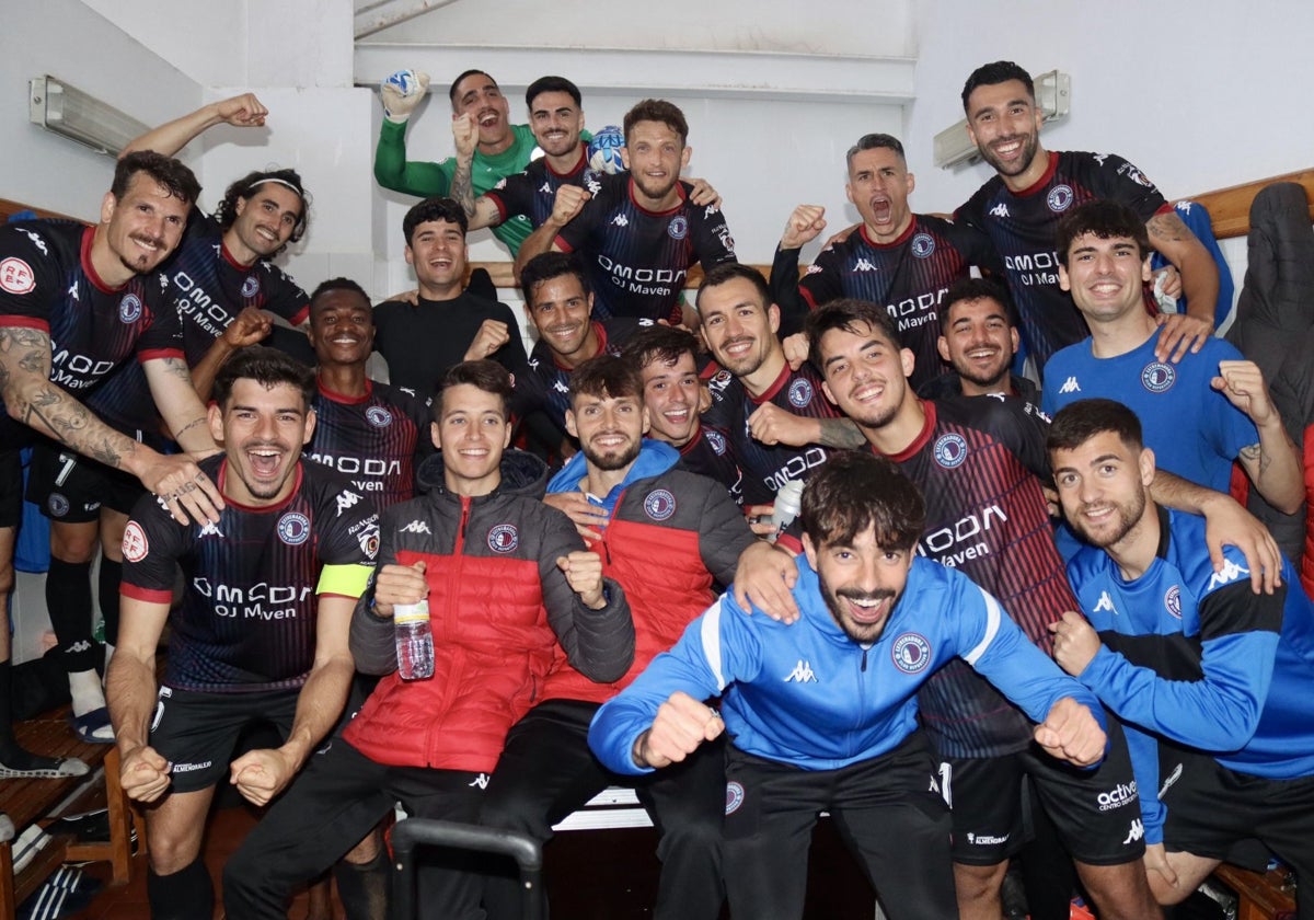 Los jugadores del Extremadura celebran la victoria que les da el liderato por primera vez.