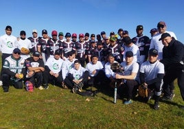 Jugadores de sóftbol en el recinto ferial de Cáceres este domingo.