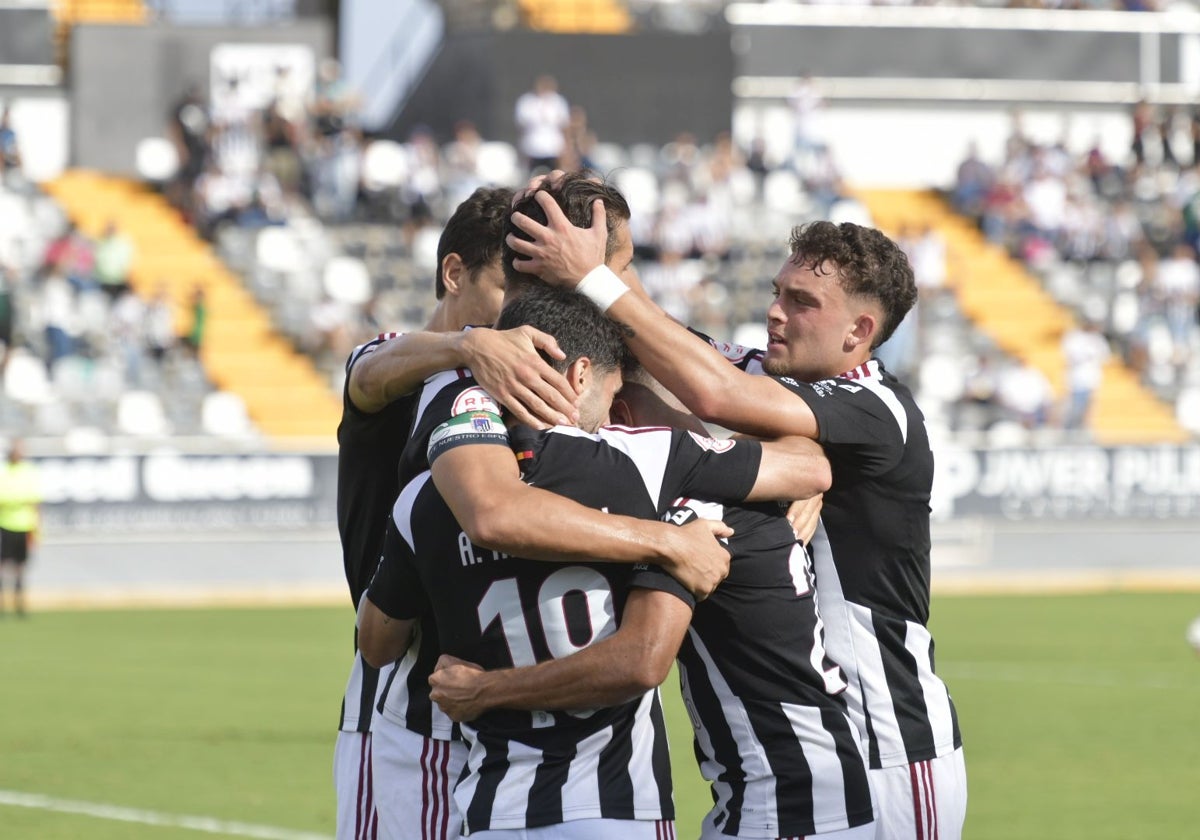 Los jugadores del Badajoz celebran un gol esta temporada en el Nuevo Vivero.