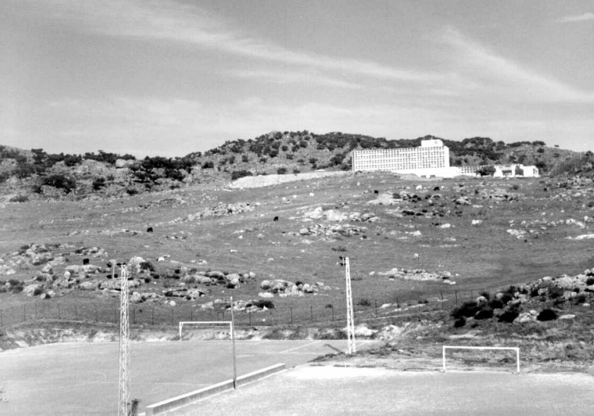 Panorámica del HospitalVirgen del Puerto desdela Ciudad Deportiva,ya en los años 90.