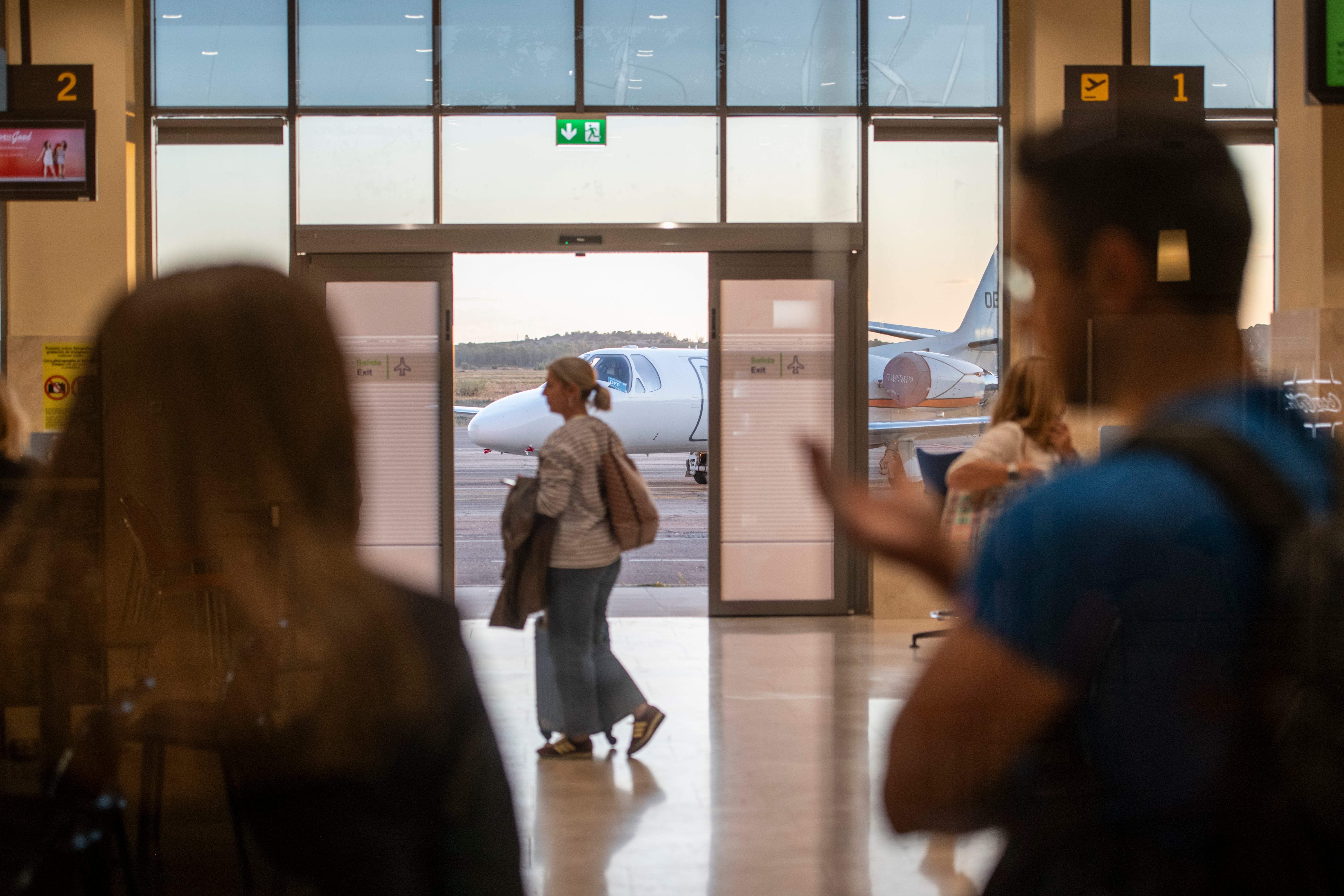 Pasajeros esperando en el aeropuerto de Badajoz en octubre de 2024