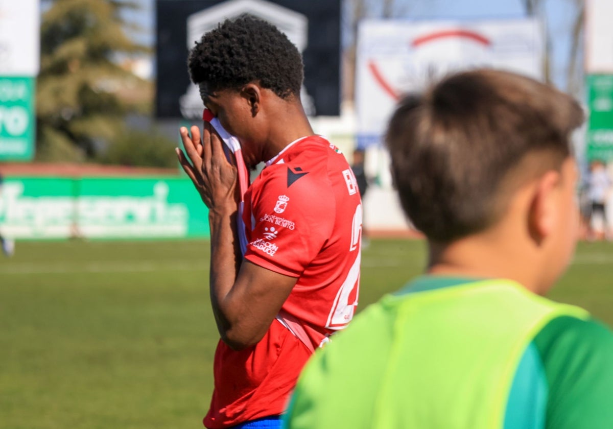 Emmanuel se lamenta tras la derrota en el derbi.