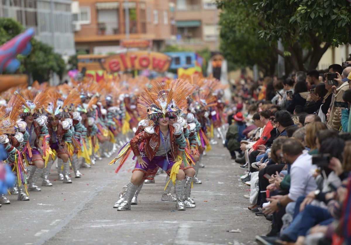 Espectadores siguiendo el desfile de comparsas del Carnaval de Badajoz en las sillas.