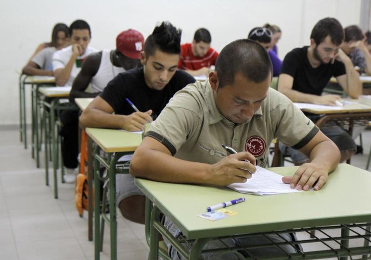 Alumnos adultos realizando la prueba de acceso a Bachillerato.