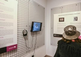 Mujer visitando la Exposición de archivos del Fondo Documental Hoy en el Edificio Montesinos 22.